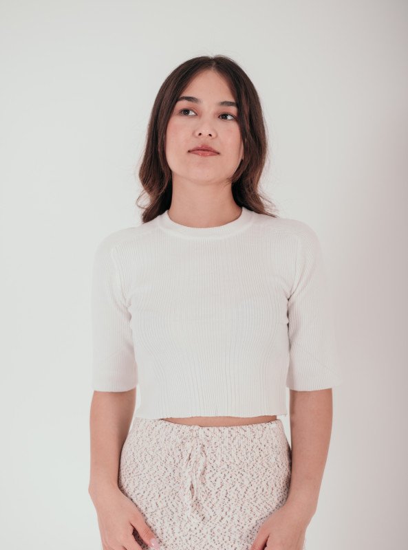 Essential Elegance: Ribbed Knit Cropped Top - White